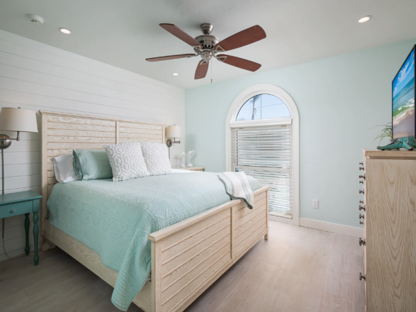 Luxury Beachfront Retreat on Bonita Beach - Unforgettable Family Getaway